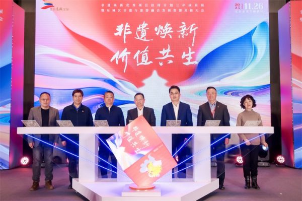 千丝万缕焕新颜，非遗京绣在创新中“薪火相传”